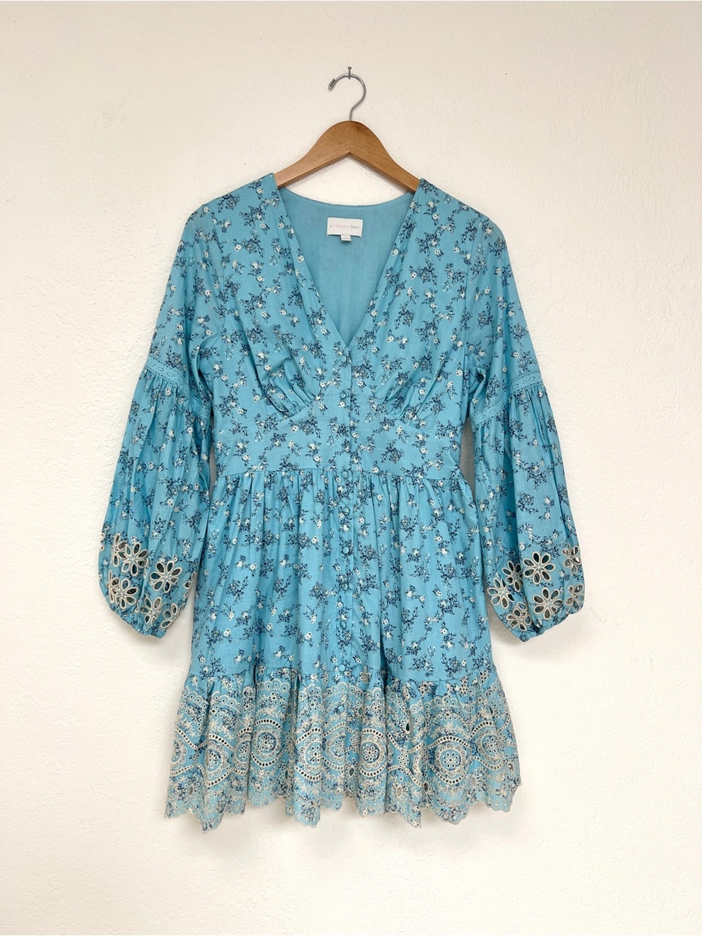 A COLLECTIVE STORY blue floral embroidered V neck mini dress feminine / size L